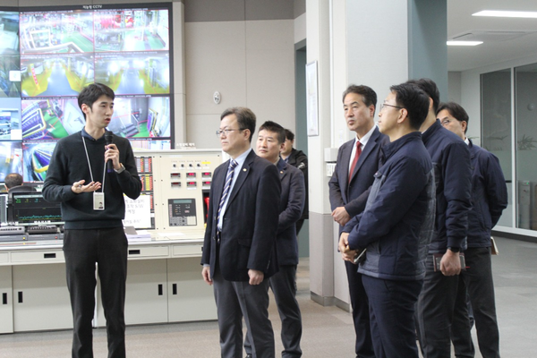 ▲ 임찬기 한국가스안전공사 감사(왼쪽에서 두번째)가 LG디스플레이 안전관리 현황에 대해 설명듣고 있다.