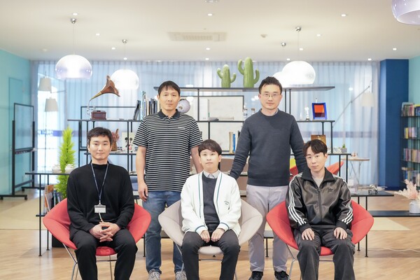 ▲ 장지욱 UNIST 교수(좌 뒤쪽)를 비롯 서관용 교수,(좌 앞) 이명현 연구원, 진원주 박사, 장원식 박사 등 연구진의 모습.