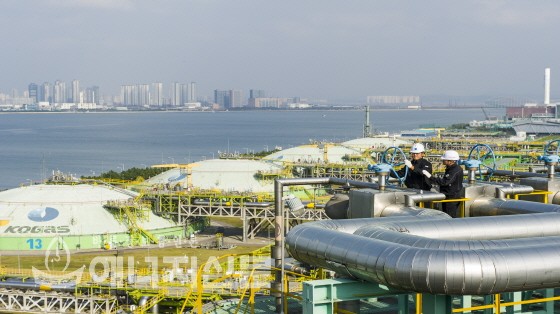 국회 정진욱 의원(더불어민주당)이 17일 도법상 비축의무제도의 실효성을 제고하기 위한 목적으로 도시가스사업법 일부개정법률안을 대표발의했다. (사진은 한국가스공사 인천LNG기지)