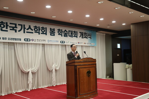 ▲ 이근원 한국가스학회 회장이 21~23일 제주 오리엔탈호텔에서 열린 봄 학술대회에서 인사말을 하고 있다.