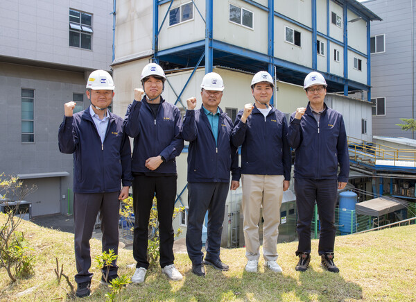 ▲ 조종표 에너지기술연구원 박사, 신영진 기술원, 김정근 책임기술원,임승재 박사, 이승재 박사 등 연구진의 모습.