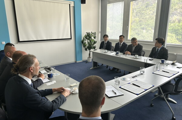 ▲한수원과 체코 국영 연구기관 유제이브이-레즈(UJV-Rez) 관계자들이 업무협약 체결에 앞서 대화를 나누고 있다.