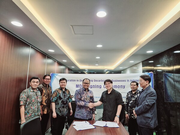 ▲ 조원준 ㈜바이오프랜즈 대표(우 3번째)가 인도네시아 정부 산하 플랜트 건설사 PT WIJAYA KARYA와 탄소중립 저탄소 에너지 전환 업무협약을 체결한 후 기념 촬영을 하고 있다.