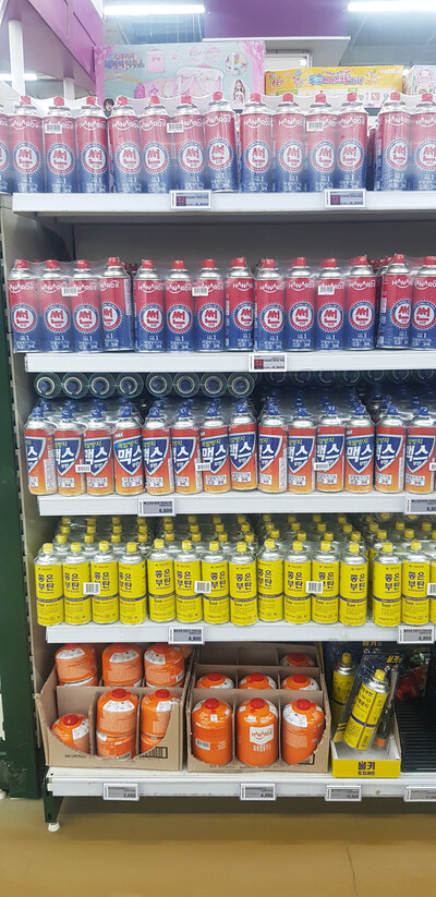 ▲ 대형 마트에 입점해 진열돼 있는 부탄캔 제품의 모습.