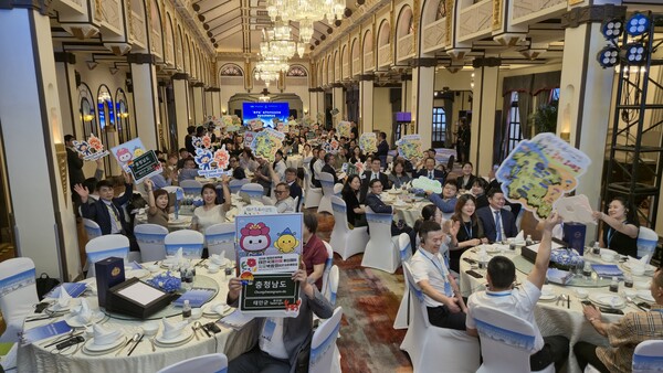▲ 충남연구원이 25일 중국 상하이 허핑호텔에서 ‘한중연 산학 협력 포럼’을 갖고 디지털 전환과 신재생에너지 등 탄소중립 실행방안을 모색하는모습.