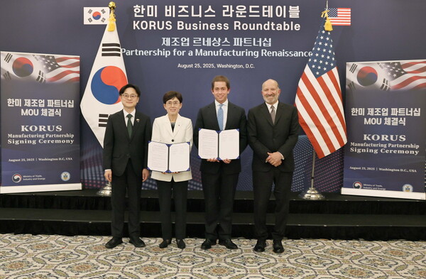 ▲ 왼쪽부터 김정관 산업통상자원부 장관, 최연혜 가스공사 사장, 리차드 홀텀(Richard Holtum) 트라피구라 사장, 하워드 러트닉(Howard Lutnick) 미국 상무부 장관
