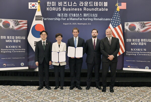 ▲ 왼쪽부터 김정관 산업통상자원부 장관, 최연혜 가스공사 사장, 리차드 홀텀(Richard Holtum) 트라피구라 사장, 로버트 피(Robert Fee) 쉐니에르 워싱턴 지사장, 하워드 러트닉(Howard Lutnick) 미국 상무부 장관