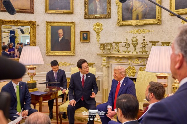 ▲ 이재명 대통령과 도널드 트럼프 미국 대통령이 25일(현지시간) 미국 워싱턴 DC 백악관 오벌오피스에서 한미 정상회담을 하고 있다.(사진제공:대통령실)