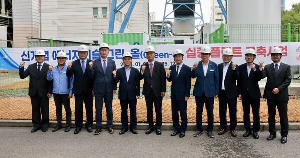 ▲ 김태흠 충남도지사가  &lsquo;그린올(Green-ol) 신에너지 기술 실증&rsquo; 시연회를 가진 후 김동일 보령시장, 김영식 ㅜnst 이사장, 이영조 중부발전 사장, 서규석 충남TP 원장, 장준연 KIST 부원장 , 김노마 LG화학 연구소장 등 참석자들과 기념 촬영을 하고 있다.