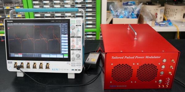 ▲다양한 형태의 펄스(왼쪽)를 발생시킬 수 있는 KERI '바이어스용 맞춤형 펄스 전원장치(오른쪽)'
