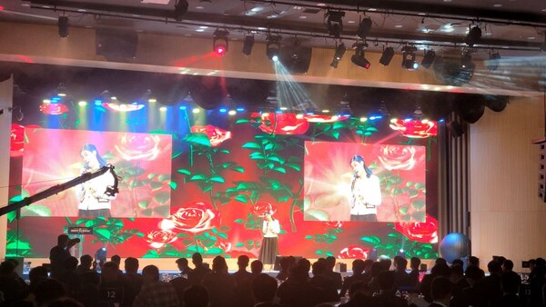 ▲ 제32회 대한민국 가스안전대상 시상식 축하공연에 초대된 가수 린 씨가  축하 공연에서 노래를 부르고 있다.