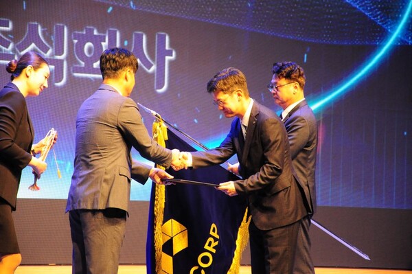 ▲ 가스안전대상 시상식에서  김영석 JB(주) 대표이사가 단체부문 최고상인 대통령 표창을 수상하고 있는 모습.