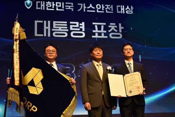 ▲ 김영석 JB주식회사 대표이사 사장이 ‘제32회 대한민국 가스안전대상’에서 단체부문 대통령 표창을 수상하고 있다.