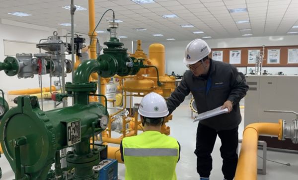 ▲ JB주식회사 안전관리 담당자가 도시가스 정압시설 안전점검 교육을 하고 있다.