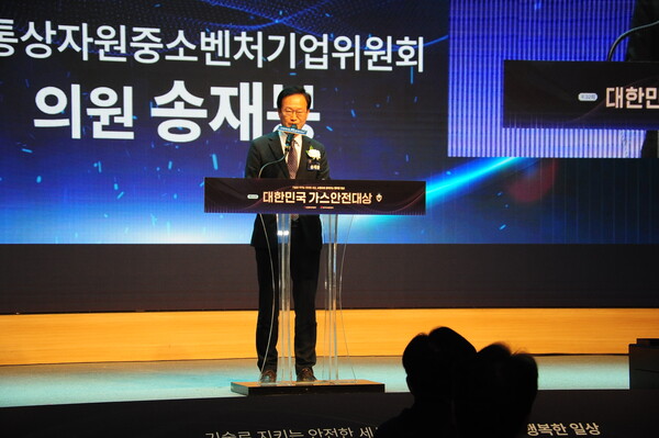 ▲ 국회 산업통상자원중소벤처위원회 소속 송재봉 의원이 축하인사를 하고 있다. 