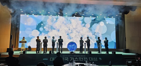 ▲ 정부와 가스업계, 소비자를 대표한 내빈이 가스안전 결의를 다지는 퍼포먼스를 펼쳤다.