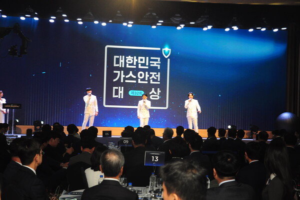 ▲ 축하공연에 초대된 팝페라가수 스페스가 노래를 부르고 있다.