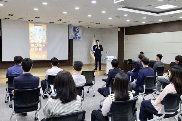 ▲ 지용구 더존비즈온 성장전략부문 대표가 ‘인공지능(AI) 에이전트와 일하는 방식의 변화’를 주제로 강연을 하고 있다.
