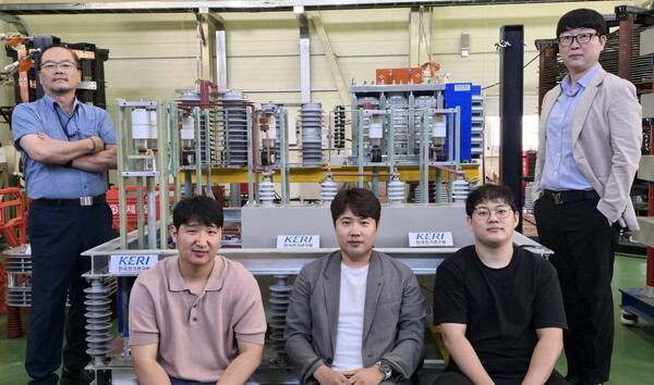 ▲안현모 박사(오른쪽) 연구팀이 MV급 ‘하이브리드 직류 차단기’를 국내 최초로 개발했다.