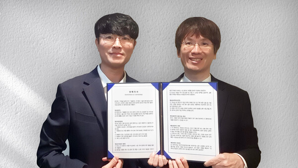 ▲ 대체불가능회사 이충 대표(좌)와 서울다나운네트워크 이승화 대표(우)가 MOU를 체결하며 기념촬영을 하고 있다.