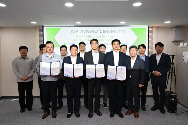 ▲ 하이브리드 배터리 시스템의 새로운 운용 기술에 대한 AIP 수여식에서 단체 기념촬영을 하고 있다.