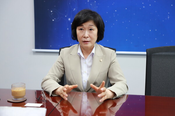 ▲ 오세희 의원이 "한국가스공사가 LNG 도입계약 방식을 착선인도 (DES) 계약에 과도하게 편중하고 있다"고 지적했다.