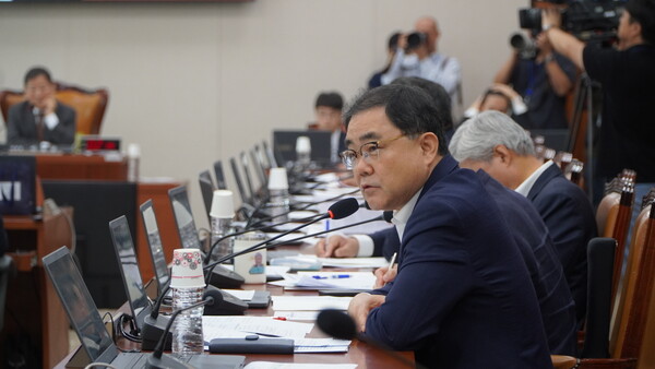 ▲ 더불어민주당 허성무 국회의원이 질의하고 있다.