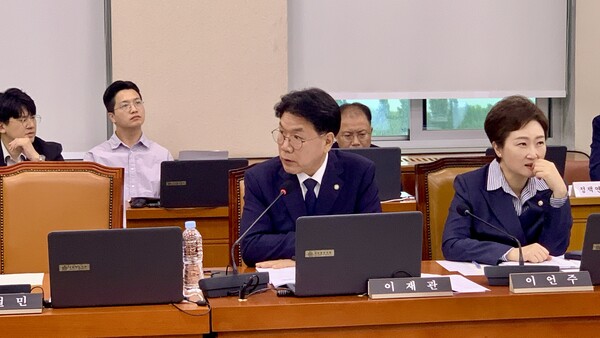 ▲ 이재관 의원이 산업통상자원중소벤처기업위원회 국정감사에서 질의를 하고 있다.