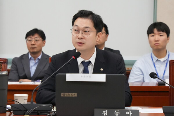 ▲질의하고 있는 김동아 의원.