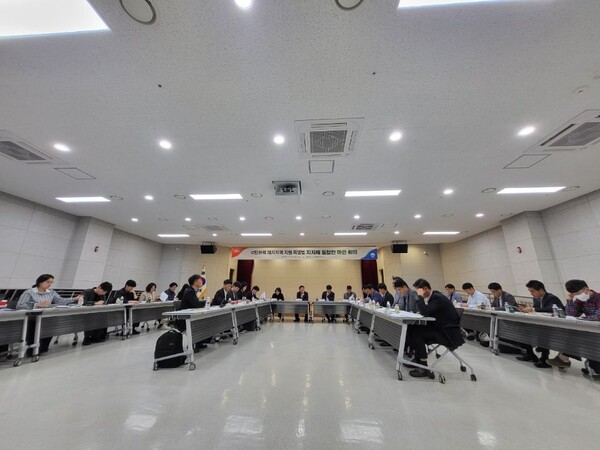 ▲ 충남도가 21일 천안아산상생협력센터에서 중부·서부·동서·남동발전 등 발전 4사와 ‘석탄화력 폐지지역 지원 특별법 통합안 마련 회의’를 진행하고 있는 모습.