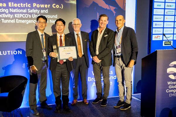 ▲WBA 어워드 수상자 기념사진 (왼쪽 2번째 한전 윤준철 ICT운영처장, 오른쪽 1번째 CEO of WBA, Tiago Rodrigues)