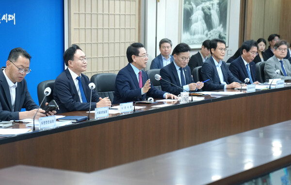 ▲ 김영록 전라남도지사가 21일 도청 서재필실에서 ‘인공태양 연구시설 유치 공모 회의’를 주재하고 있다.