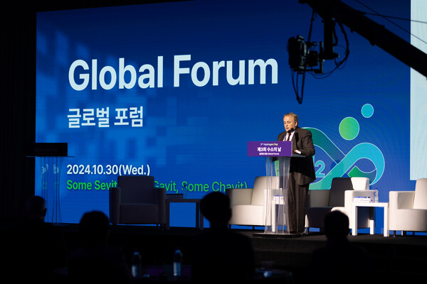 ▲ 국내 최고 수준의 글로벌 수소경제 정책 공유 협력의 장인 WHE 2025가 12월 4일 고양시 킨덱스에서 열린다. 사진은 지난해 10월 30알에 열린 제3회 수소의 날 기념식 때 진행된 2024 글로벌포럼 모습.