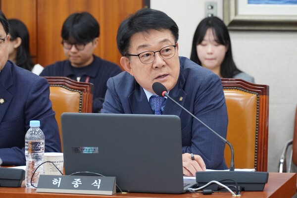 ▲국정감사에서 질의하고 있는 허종식 의원.