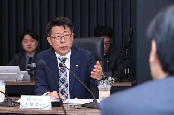 ▲최일경 한수원 건설사업본부장이 협력사 대표들과 대화를 나누고 있다.