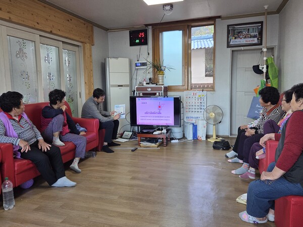 ▲ 치매안심마을을 방문해 어르신들을 대상으로 맞춤형 가스안전 교육을 진행하고 있다.