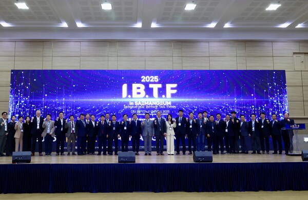 ▲ 군산새만금컨벤션센터에서 개최된 새만금 이차전지 국제컨퍼런스 ‘2025 I.B.T.F(International Battery Tech Future) in 새만금’참석자들이 단체 기념 촬영을 하고 있다.