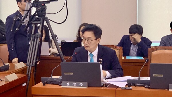 ▲ 24일 열린 산자위원회 종합국감에서 정진욱 의원이 질의를 하고 있다. 