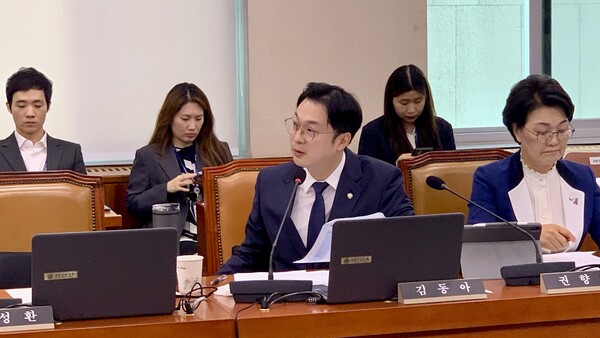 ▲김동아 의원이 김정관 산업부 장관에게 질의하고 있다.
