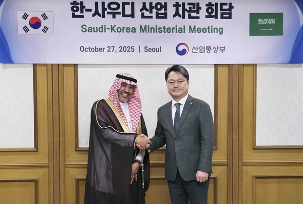 ▲ 문신학 산업부 차관은 27일 정부서울청사에서 압둘라 빈 알리 알아흐마리(Abdullah bin Ali Al-Ahmari) 사우디아라비아 산업광물자원부 차관과 면담을 갖고, 양국 간 산업협력 방안과 현지 우리기업 추진 사업 관련, 논의했다.