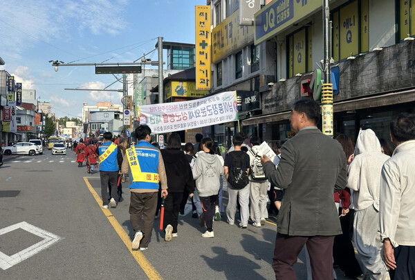 ▲미래엔서해에너지 '한마음봉사단'이 24일 당진시내에서 열린 ‘제35회 남이흥장군 문화제’에 참여해 봉사활동을 하고 있다.