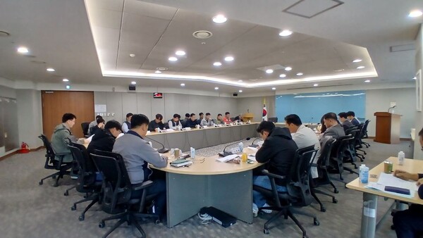 ▲ 충남도가 도청 소회의실에서 화학물질 다량 배출 사업장 17곳 관계자 등 ‘화학물질 배출량 저감 간담회’를 갖고 있는 모습.