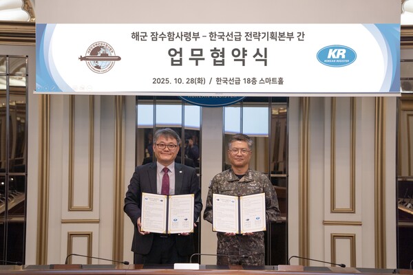 ▲ 민·군 기술교류 및 상호협력을 위한 업무협약식에서 기념촬영을 하고 있다.