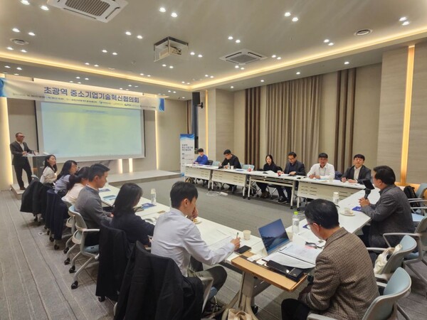 ▲ 충북테크노파크가 청주 글로스터호텔에서 충북·충남·대전·세종·강원 등 5개 중소기업 기술혁신 우수사례를 공유하고 초광역 협력 프로그램 발굴 방안을 논의하고 있다.