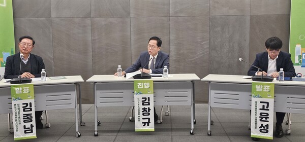▲ 김창규 민간LNG산업협회 부회장과 발표자들이 참석한 가운데 주제발표 Wrap-up 인터뷰가 진행되고 있다.