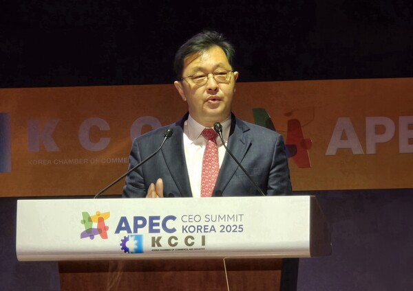 ▲최재원 SK그룹 수석부회장이 31일 경북 경주 예술의전당에서 열린 APEC CEO 서밋 ‘아시아 퍼시픽 LNG 커넥트’ 세션에서 대표 연설을 하고 있다.