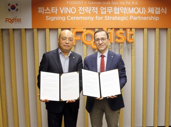 ▲ 하동열 푸디스트 상품본부장(사진 왼쪽)과 튀르키예 Tekinak사 Erkan 아시아 총괄(오른쪽)이 파스타 VINO 독점공급 업무협약을 맺고 기념촬영을 하고 있다/사진 제공=푸디스트