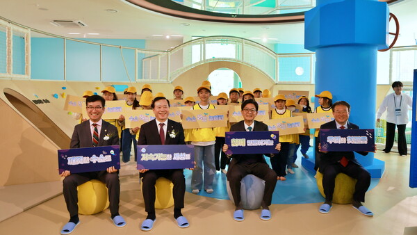 ▲‘수소 꿈틀놀이터’ 개소식에서 단체 기념촬영을 하고 있다.