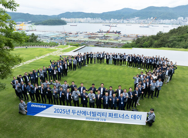 ▲지난 5월 두산에너빌리티 창원 본사에서 진행된 ‘2025년 두산에너빌리티 파트너스 데이’ 기념촬영 모습.