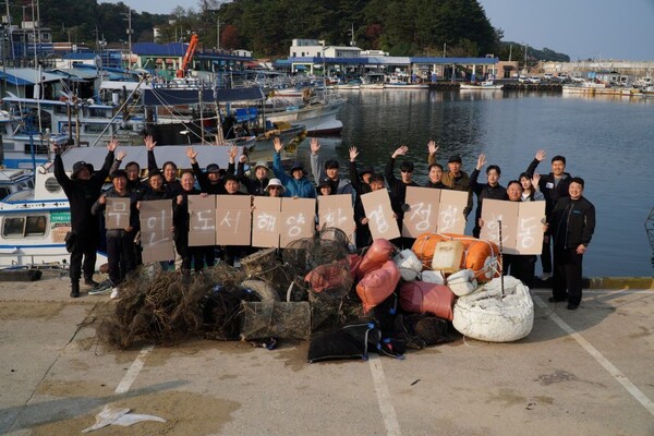 ▲ 해양환경공단이 해양수산부, 국립공원을 지키는 시민의 모임 등 총 30여명과 속초와 양양 무인도서에서 해양정화 캠페인을 실시한 후 기념 촬영을 하고 있다.